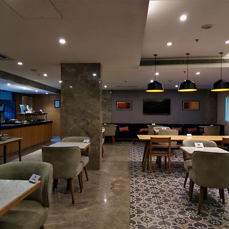 Holiday Inn Express Ahmedabad Prahlad Nagar, an IHG Hotel Bagian luar foto