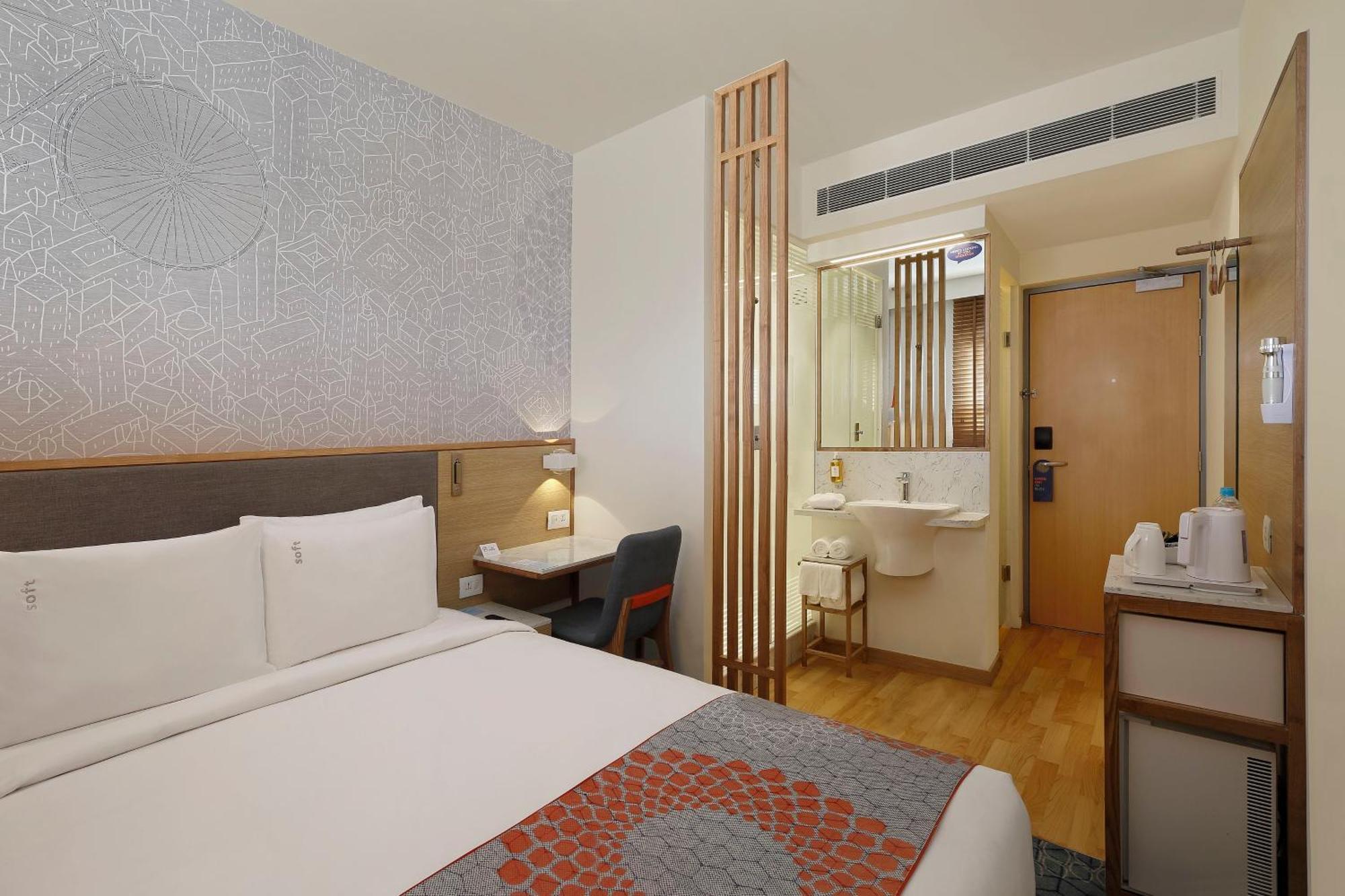 Holiday Inn Express Ahmedabad Prahlad Nagar, an IHG Hotel Bagian luar foto