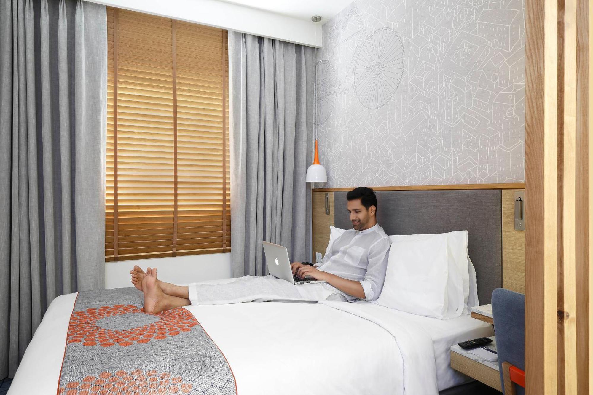 Holiday Inn Express Ahmedabad Prahlad Nagar, an IHG Hotel Bagian luar foto