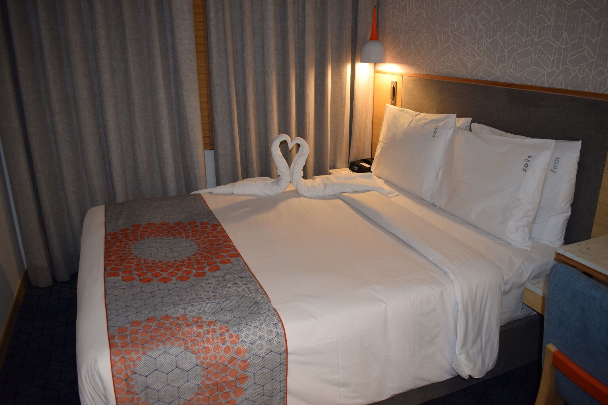 Holiday Inn Express Ahmedabad Prahlad Nagar, an IHG Hotel Bagian luar foto